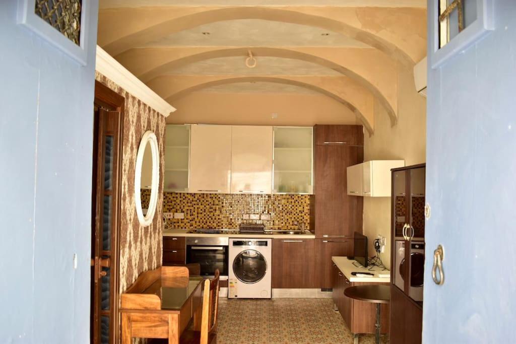 City Centre Pied-A-Terre Near Food Market And Walking Distance To Bus Terminus Валетта Экстерьер фото